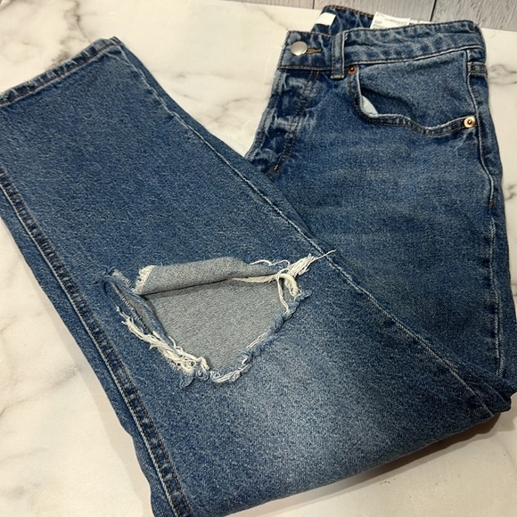 H&M Woman's Siize 8 High wasted Buttoned Jean Hole distressed Cropped  boyfriend - Picture 4 of 7